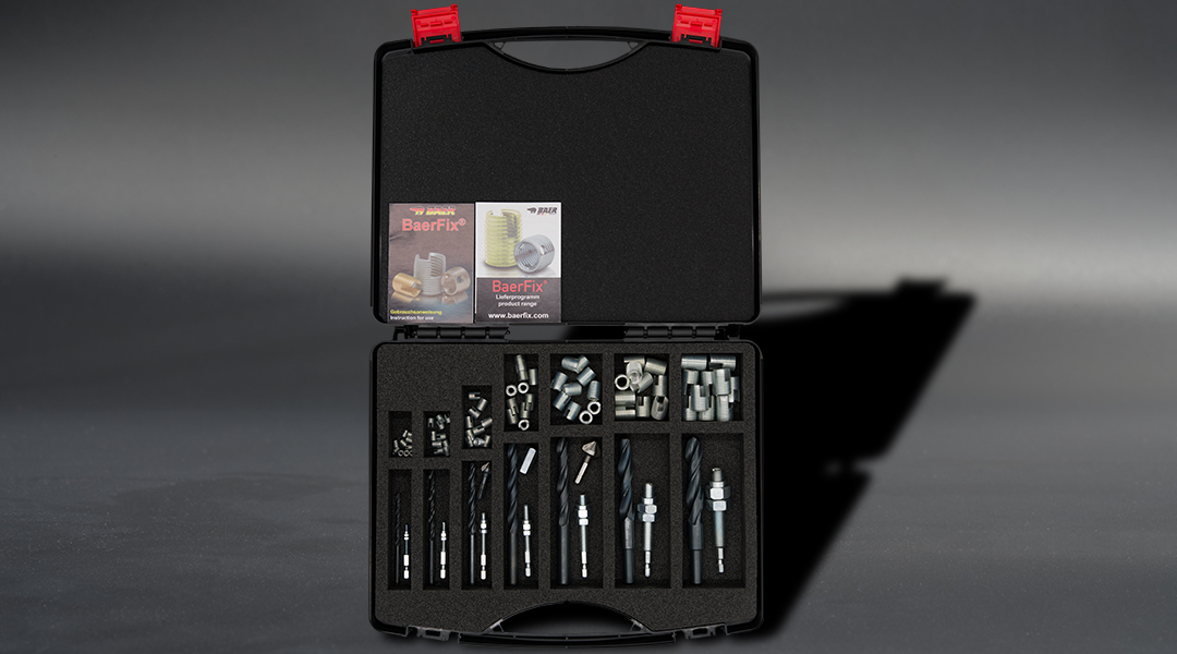 geöffneter Kunststoffkoffer mit ausgewähltem Sortiment zur Gewindereparatur von BaerFix®